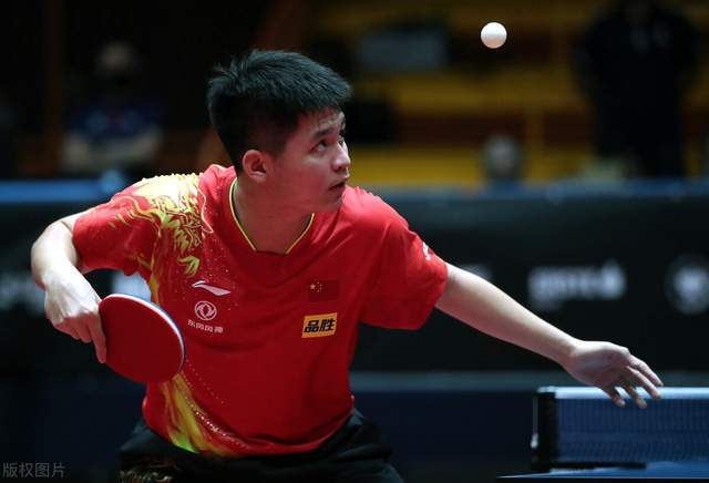 他摇摇头 他摇摇头