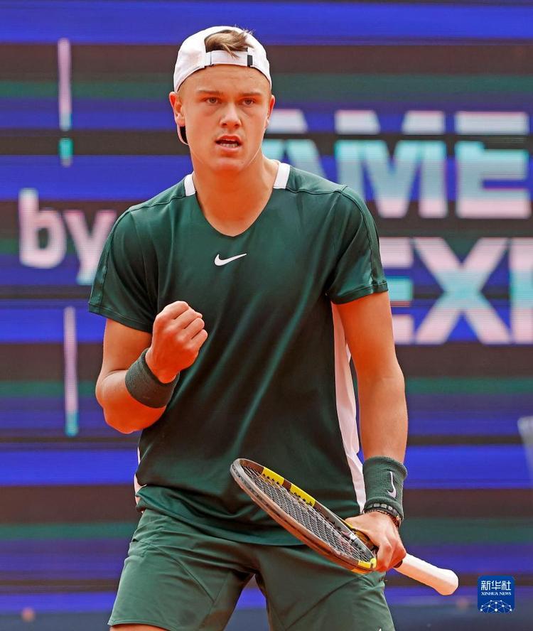 圣保利vs美因茨球员评分：伯卡特8.2分，魏珀5.7分